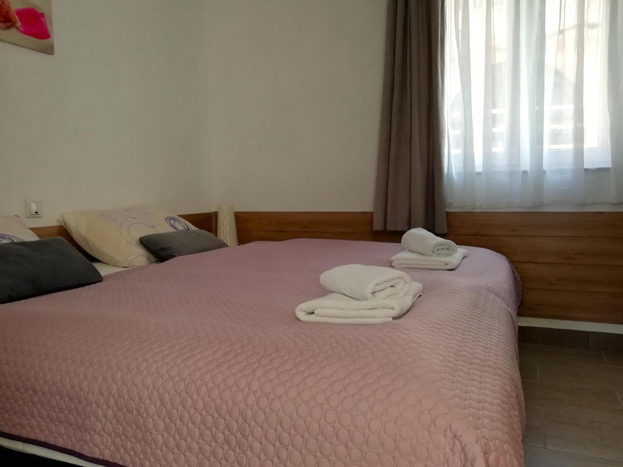 Apartman Radosic ฮวาร์ ภายนอก รูปภาพ