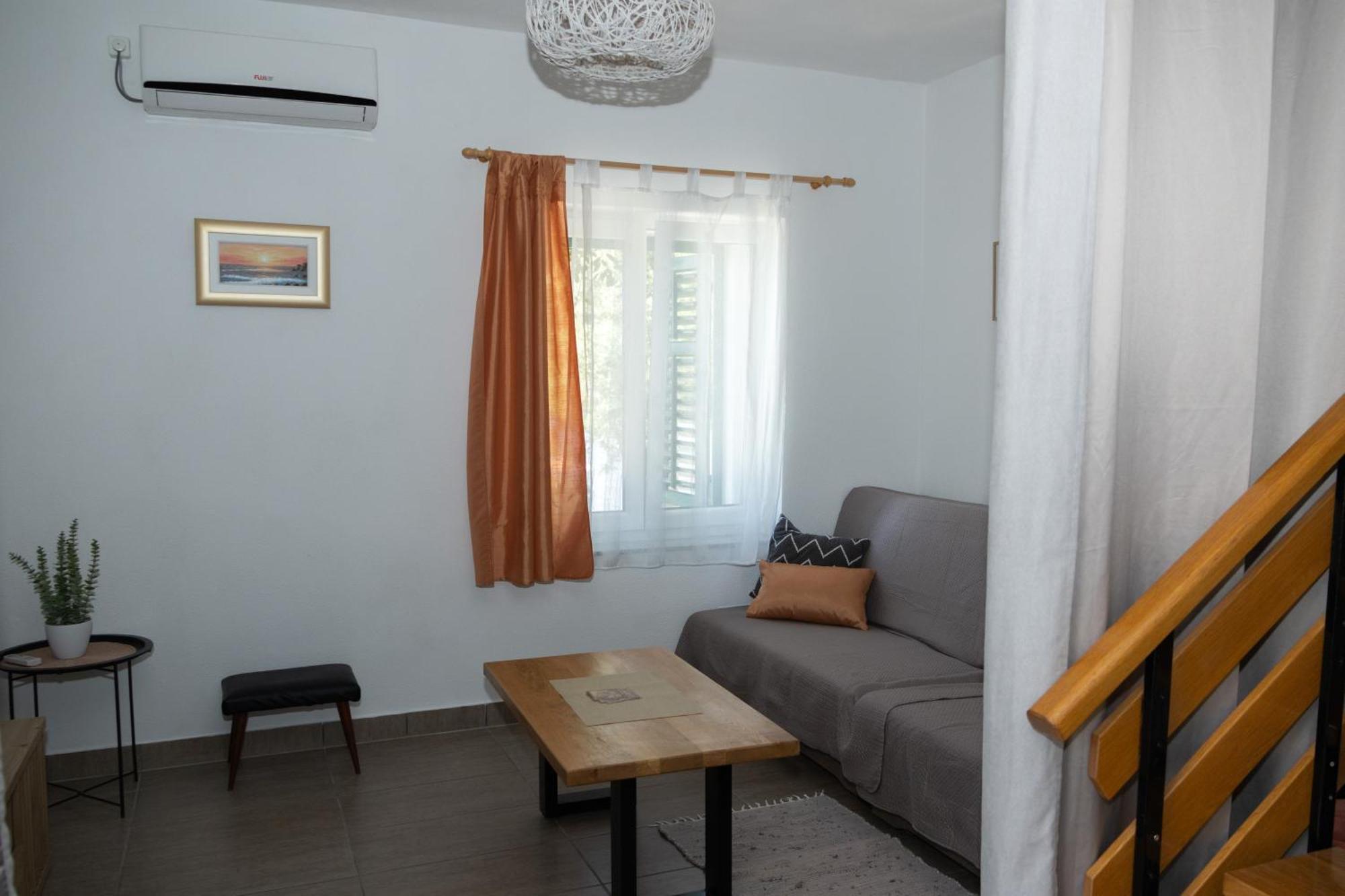 Apartman Radosic ฮวาร์ ภายนอก รูปภาพ