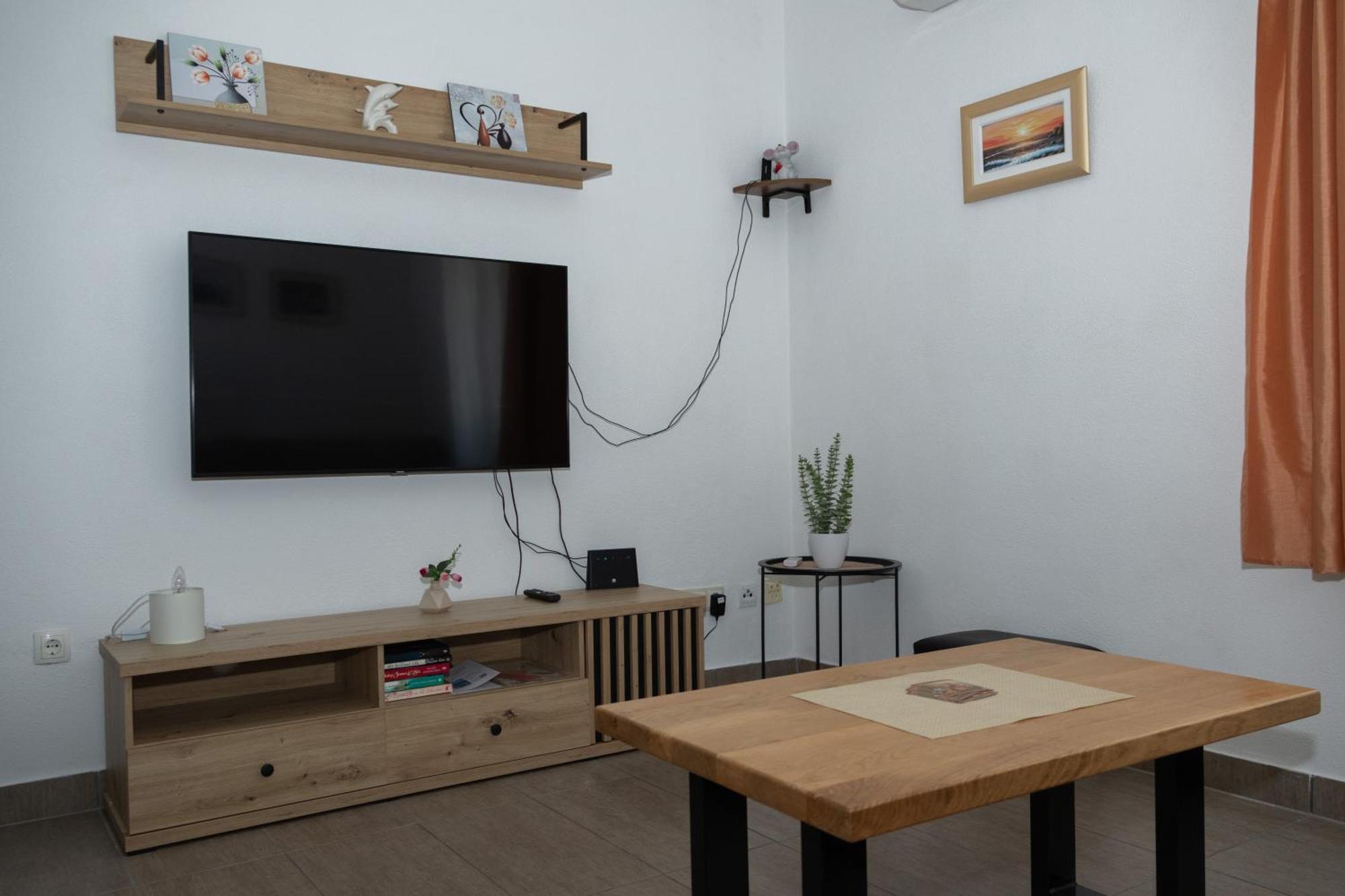 Apartman Radosic ฮวาร์ ภายนอก รูปภาพ
