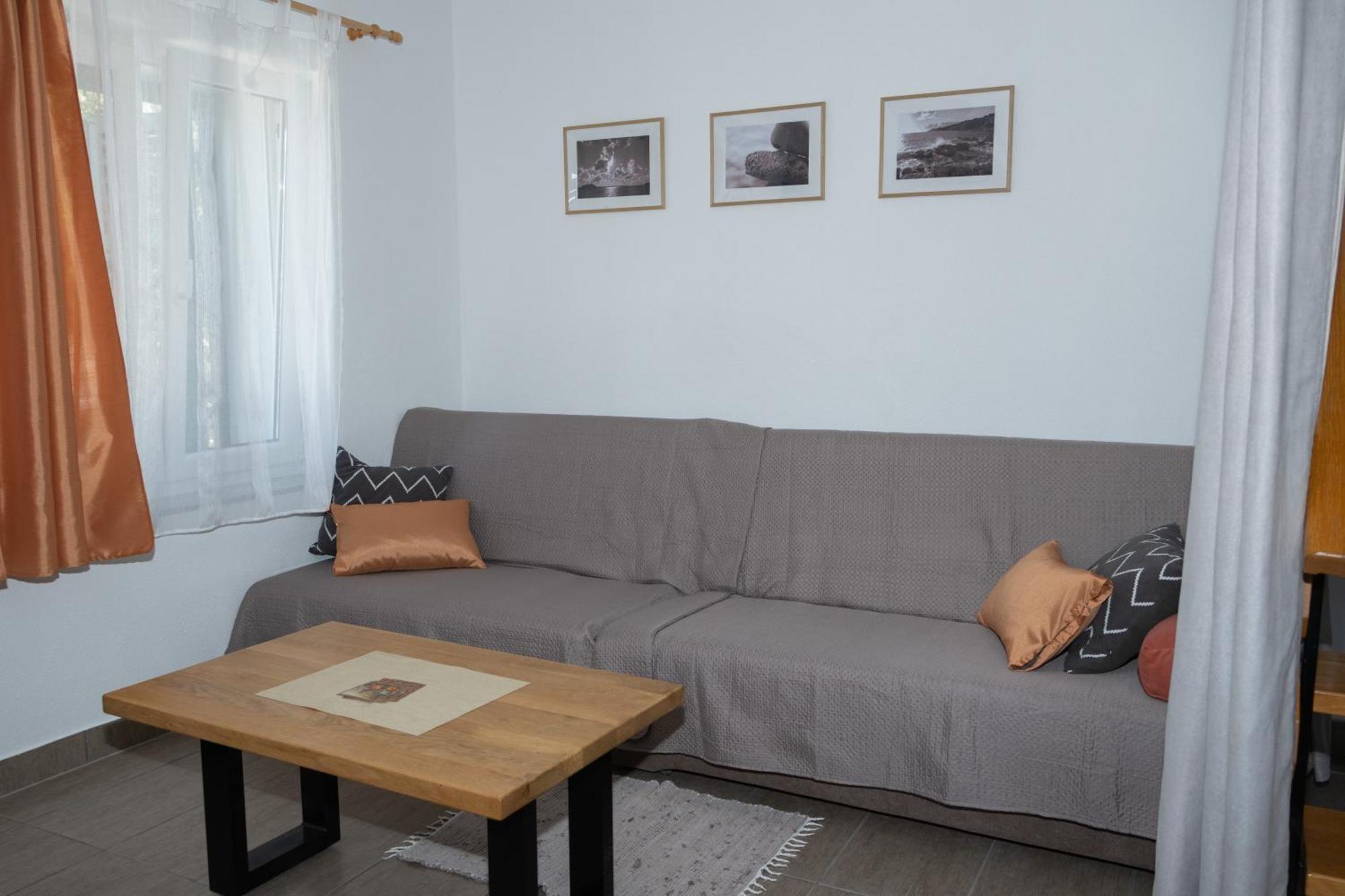 Apartman Radosic ฮวาร์ ภายนอก รูปภาพ