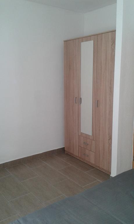 Apartman Radosic ฮวาร์ ภายนอก รูปภาพ