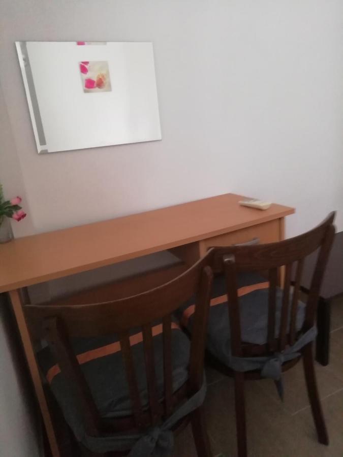 Apartman Radosic ฮวาร์ ภายนอก รูปภาพ